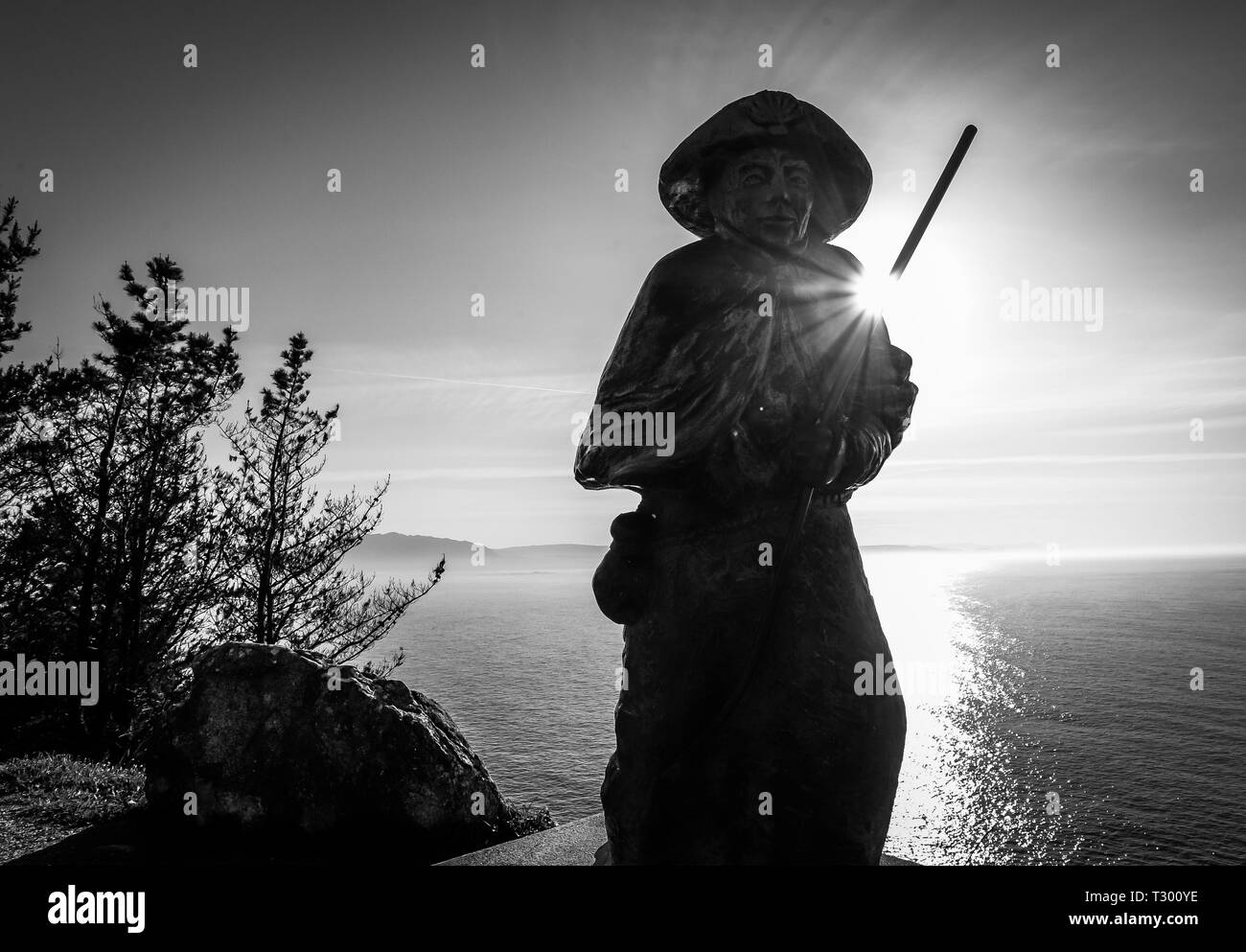 La statue d'un pèlerin médiéval à côté de l'Atlantique - Finisterre Banque D'Images