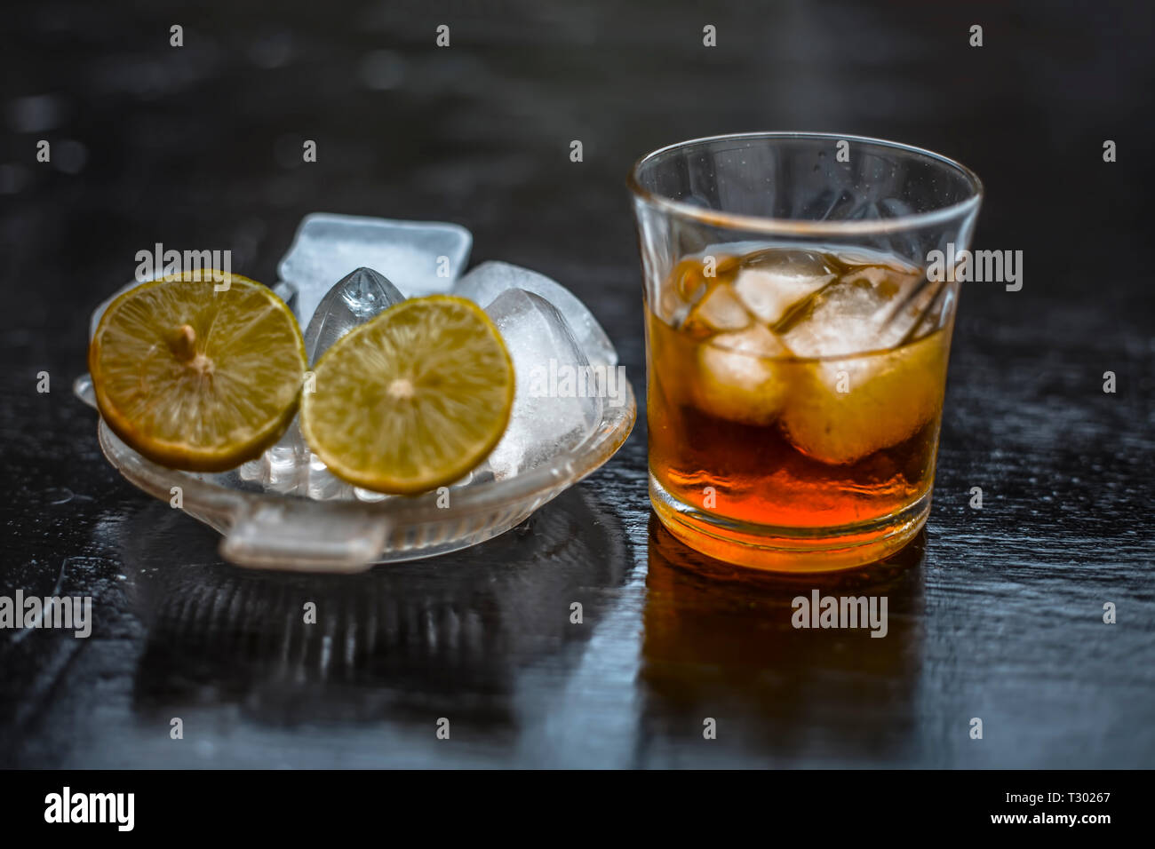 Close up de remédier à la gueule de c.-à-d. le jus de citron sur la surface en bois avec du Scotch whisky ou whiskey ou de grain. Banque D'Images