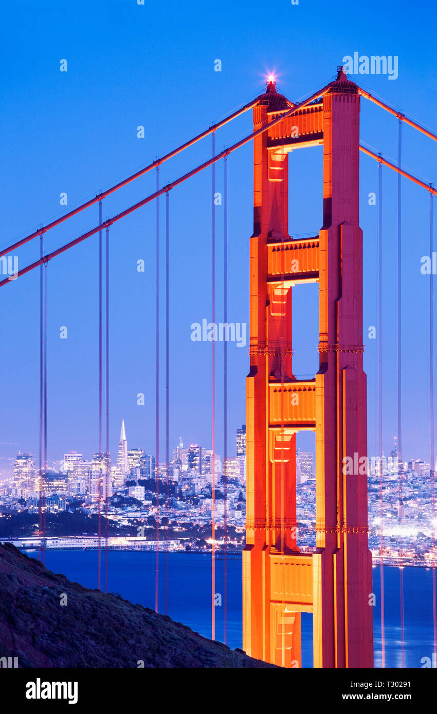 Close up of the Golden Gate Bridge at Dusk San Francisco, California, USA Banque D'Images