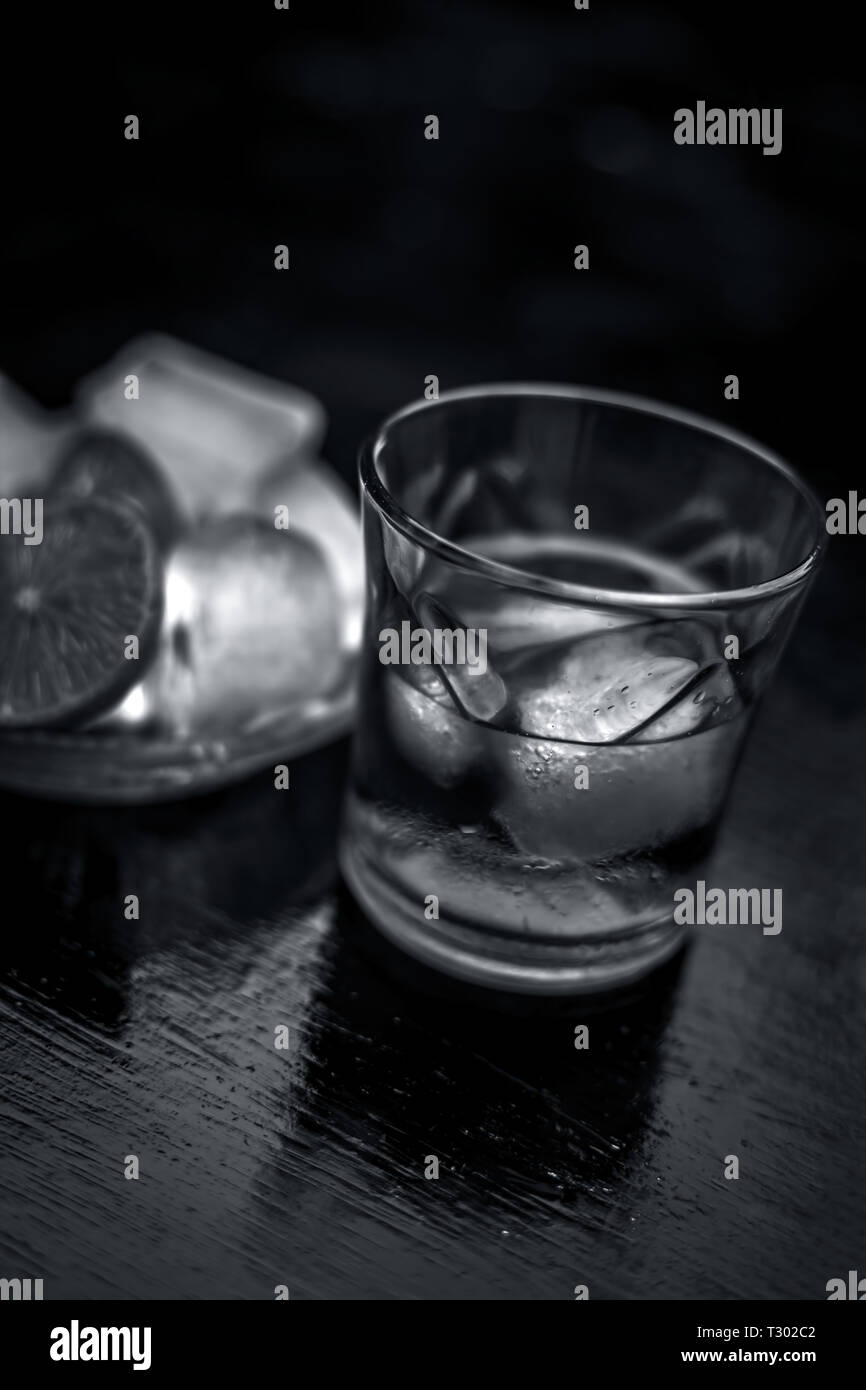 Close up de remédier à la gueule de c.-à-d. le jus de citron sur la surface en bois avec du Scotch whisky ou whiskey ou de grain. Banque D'Images