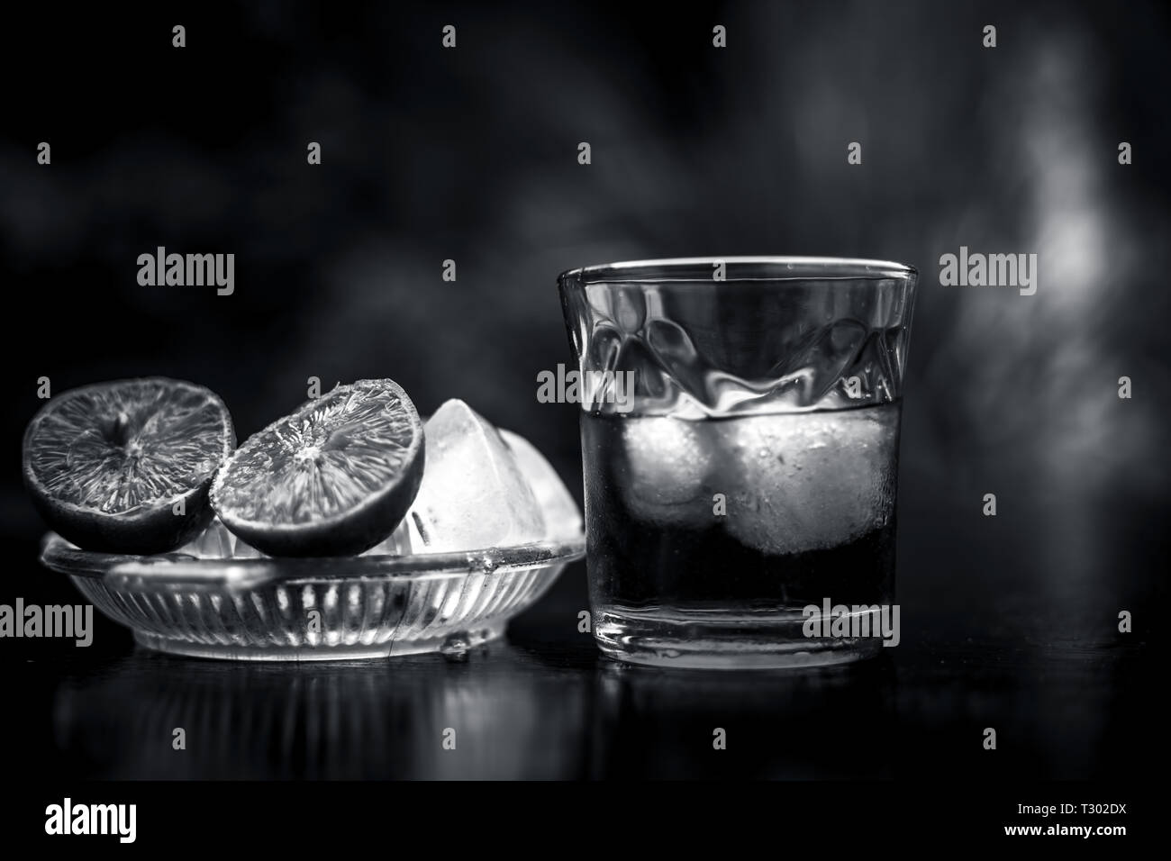 Close up de remédier à la gueule de c.-à-d. le jus de citron sur la surface en bois avec du Scotch whisky ou whiskey ou de grain. Banque D'Images