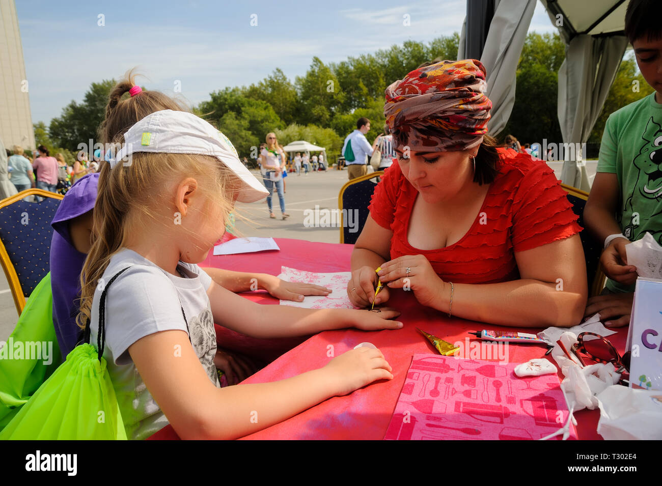 Tioumen, Russie - le 26 août 2016 : Journée portes ouvertes de la Sberbank pour les enfants. Petite fille se glitter tattoo at Birthday party Banque D'Images