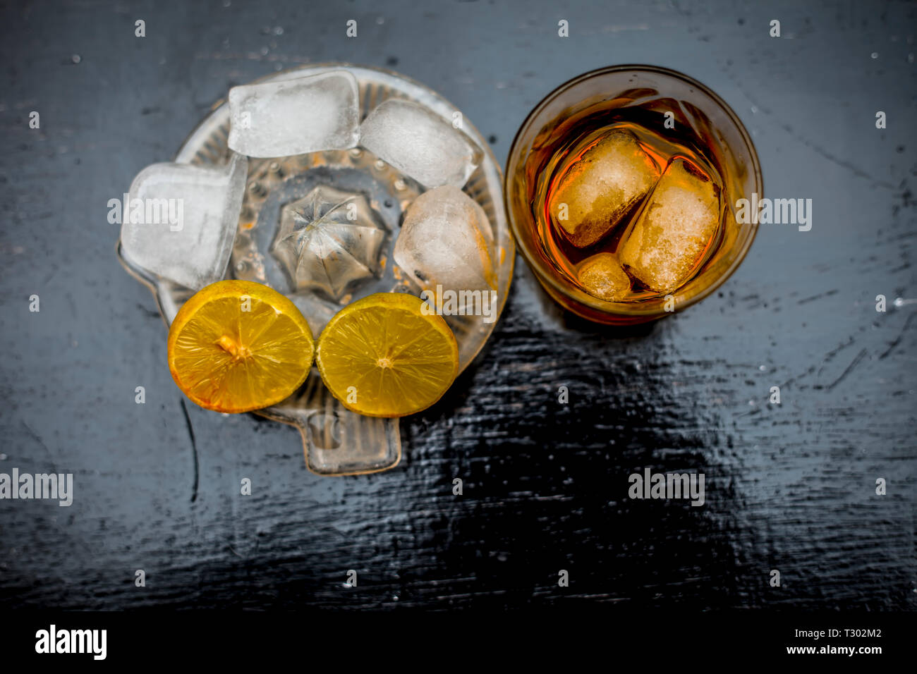 Close up de remédier à la gueule de c.-à-d. le jus de citron sur la surface en bois avec du Scotch whisky ou whiskey ou de grain. Banque D'Images