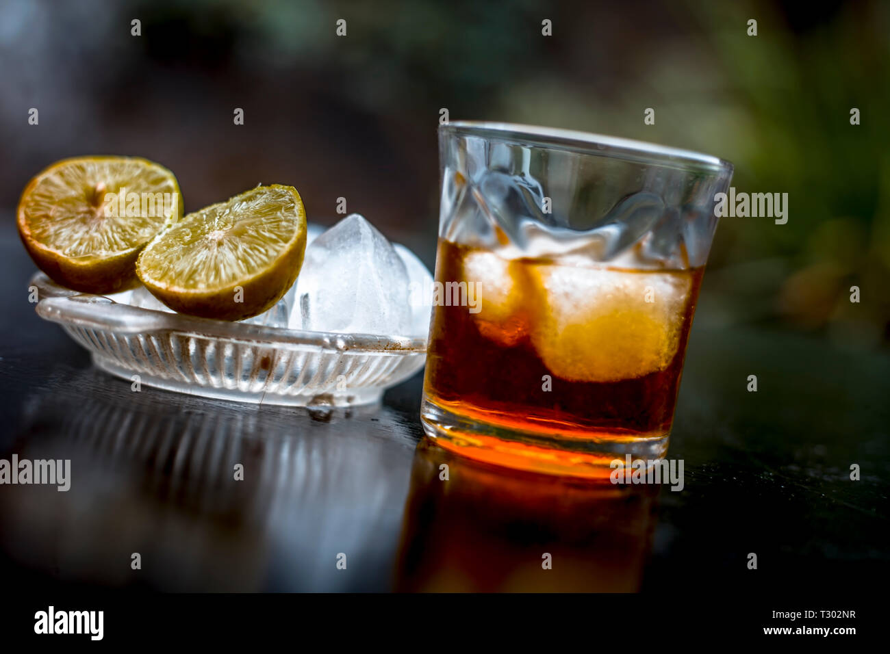 Close up de remédier à la gueule de c.-à-d. le jus de citron sur la surface en bois avec du Scotch whisky ou whiskey ou de grain. Banque D'Images