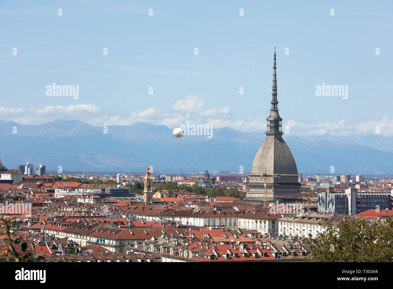 Toits de la ville de Turin, Mole Antonelliana et tour de ballon à air chaud dans une journée ensoleillée en Italie Banque D'Images