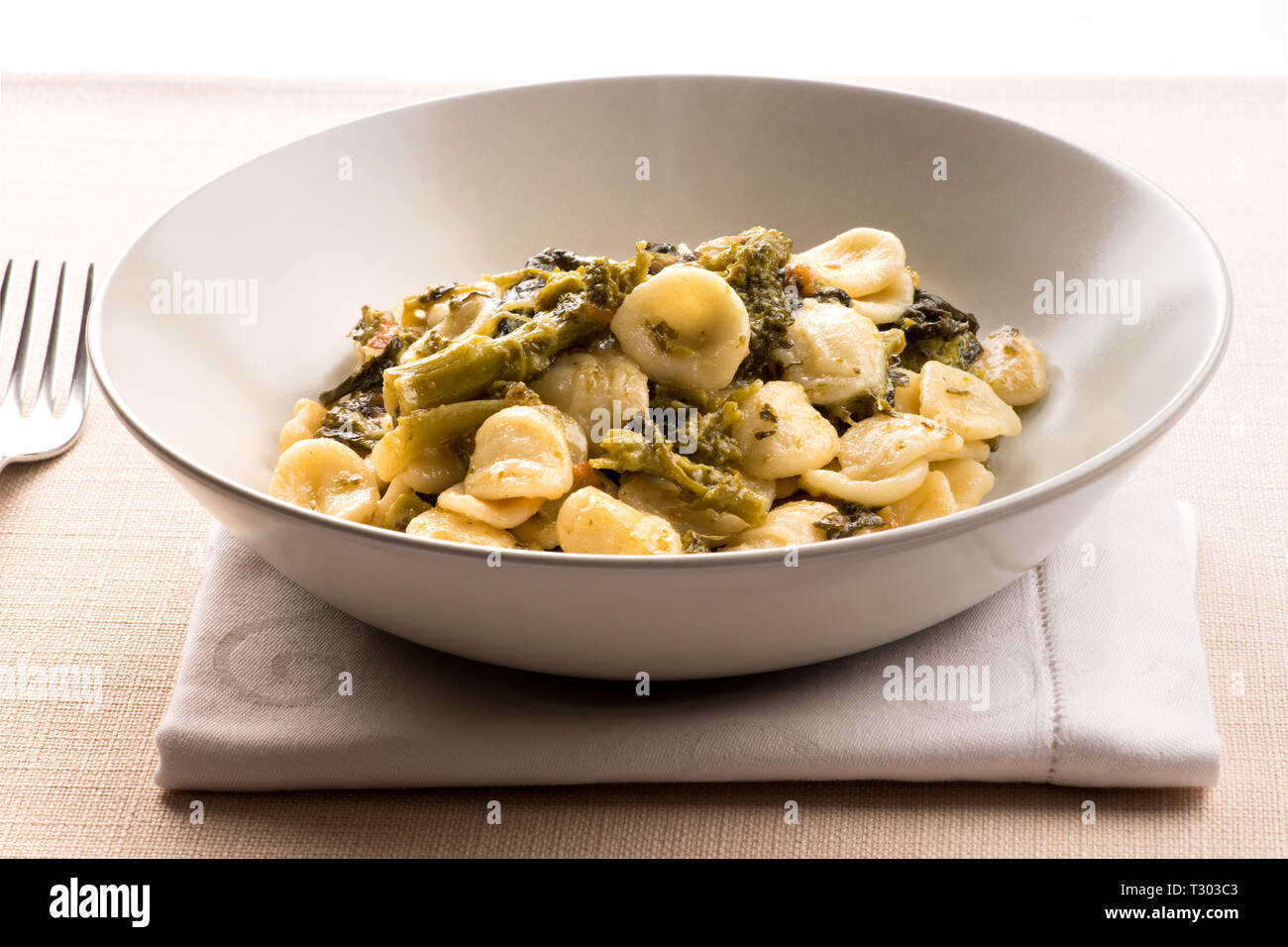 Bol d'Orecchiette Con cime di rapa, ou pâtes orecchiette avec brocoli rabe, des Pouilles, un plat traditionnel italien Banque D'Images