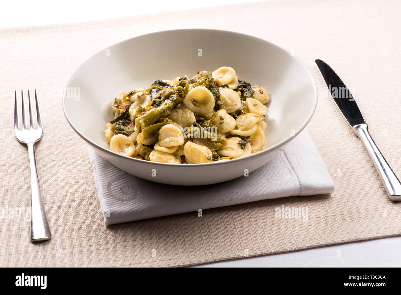 Orecchiette con cime di rapa, ou un bol de pâtes orecchiette avec brocoli rabe, un plat régional des Pouilles, Italie servi dans un bol à table Banque D'Images