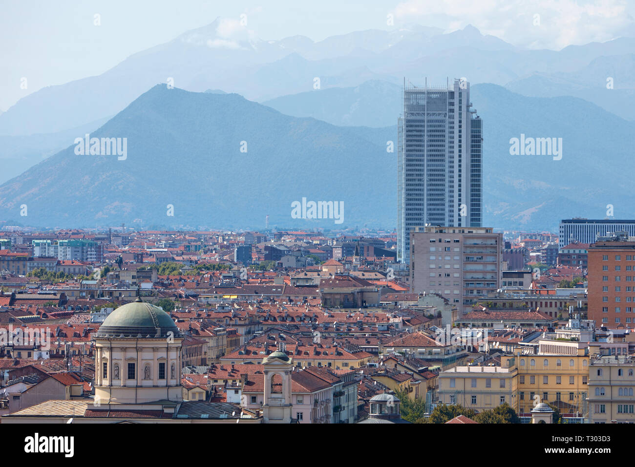 TURIN, ITALIE - 20 août 2017 : gratte-ciel de la banque Intesa Sanpaolo conçu par Renzo Piano et vue sur la ville de Turin dans une journée ensoleillée en Italie. Banque D'Images