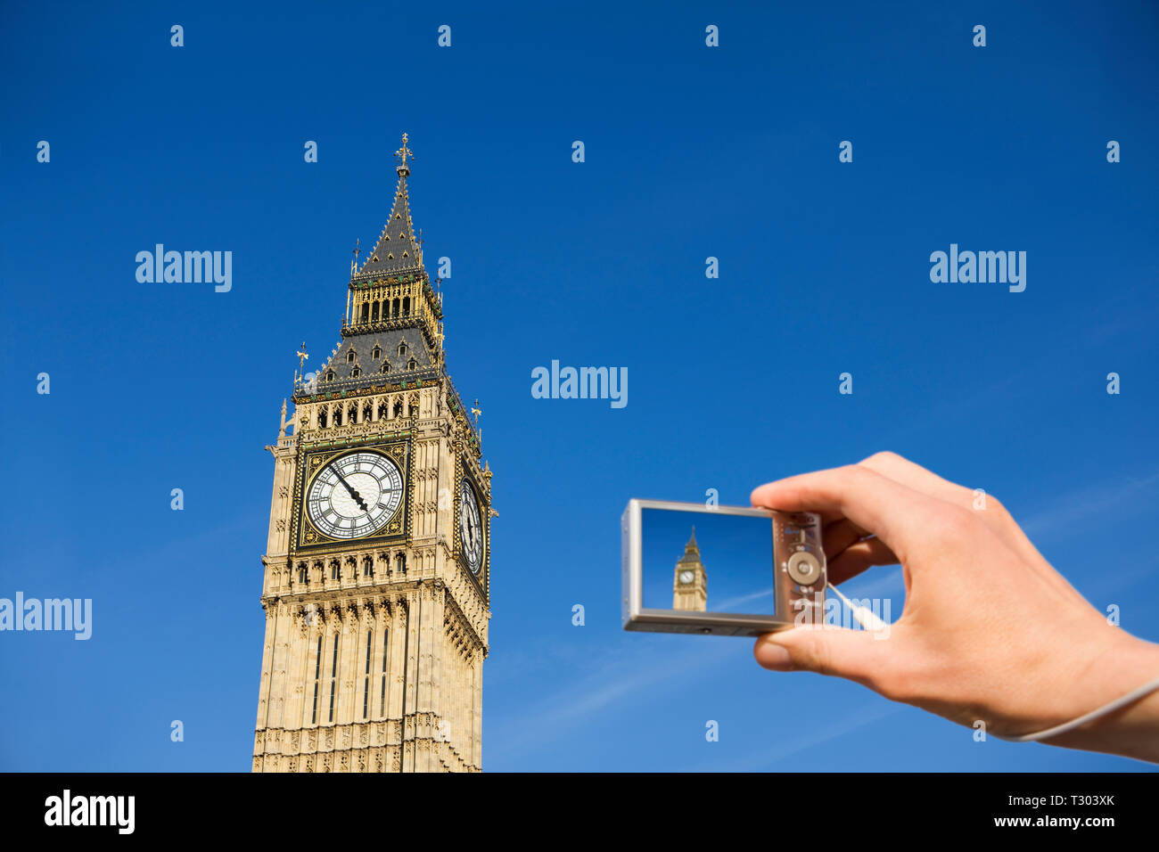 Point de vue personnel d'un touriste photographiant Big Ben avec un appareil photo numérique. Londres, Angleterre. Banque D'Images