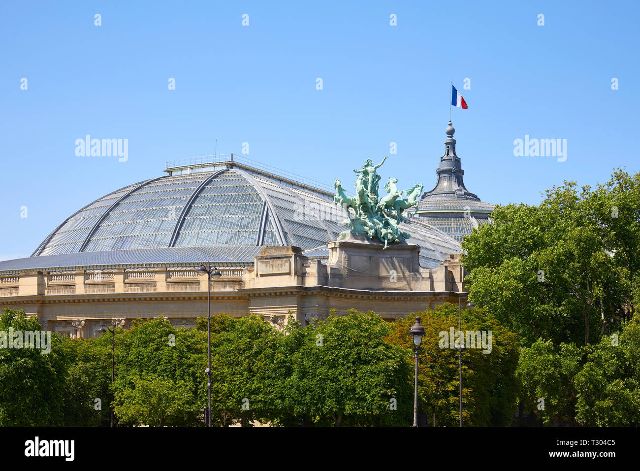 PARIS, FRANCE - 21 juillet 2017 : Le Grand Palais en un jour d'été ensoleillé, ciel bleu clair à Paris, France. Banque D'Images