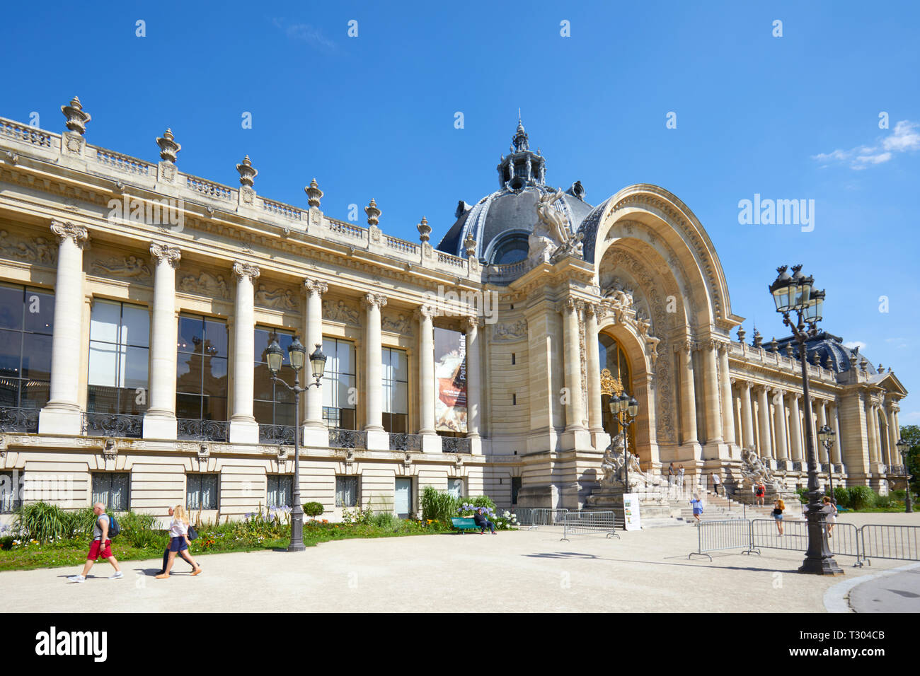 PARIS, FRANCE - 21 juillet 2017 : Petit Palais dans une journée ensoleillée, ciel bleu clair à Paris, France. Banque D'Images