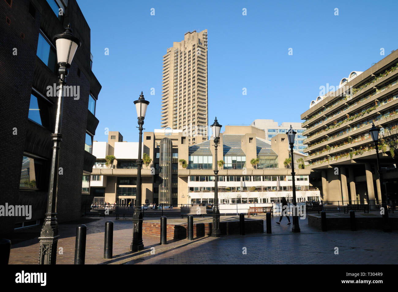 Le Barbican Centre et tour Cromwell sur le Barbican Estate, City of London, England, UK Banque D'Images