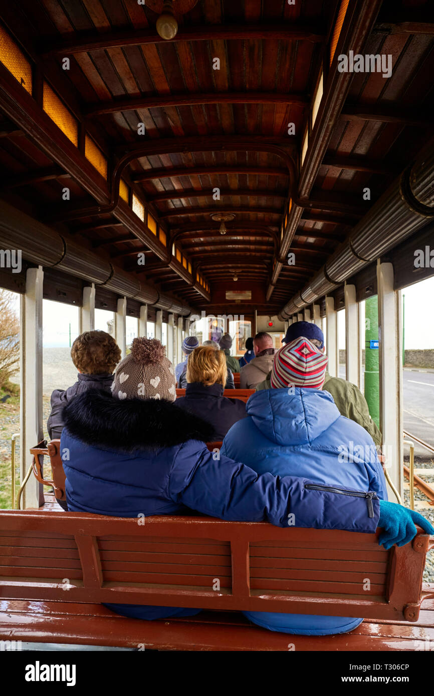 Équitation sur l'arrière d'un bus ouvert MER Manx Electric Railway train sur son chemin à travers la campagne de l'Ile du Nord Banque D'Images