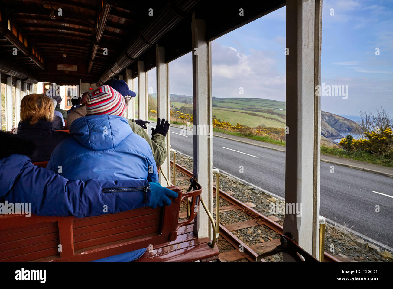 Équitation sur l'arrière d'un bus ouvert MER Manx Electric Railway train sur son chemin à travers la campagne de l'Ile du Nord Banque D'Images