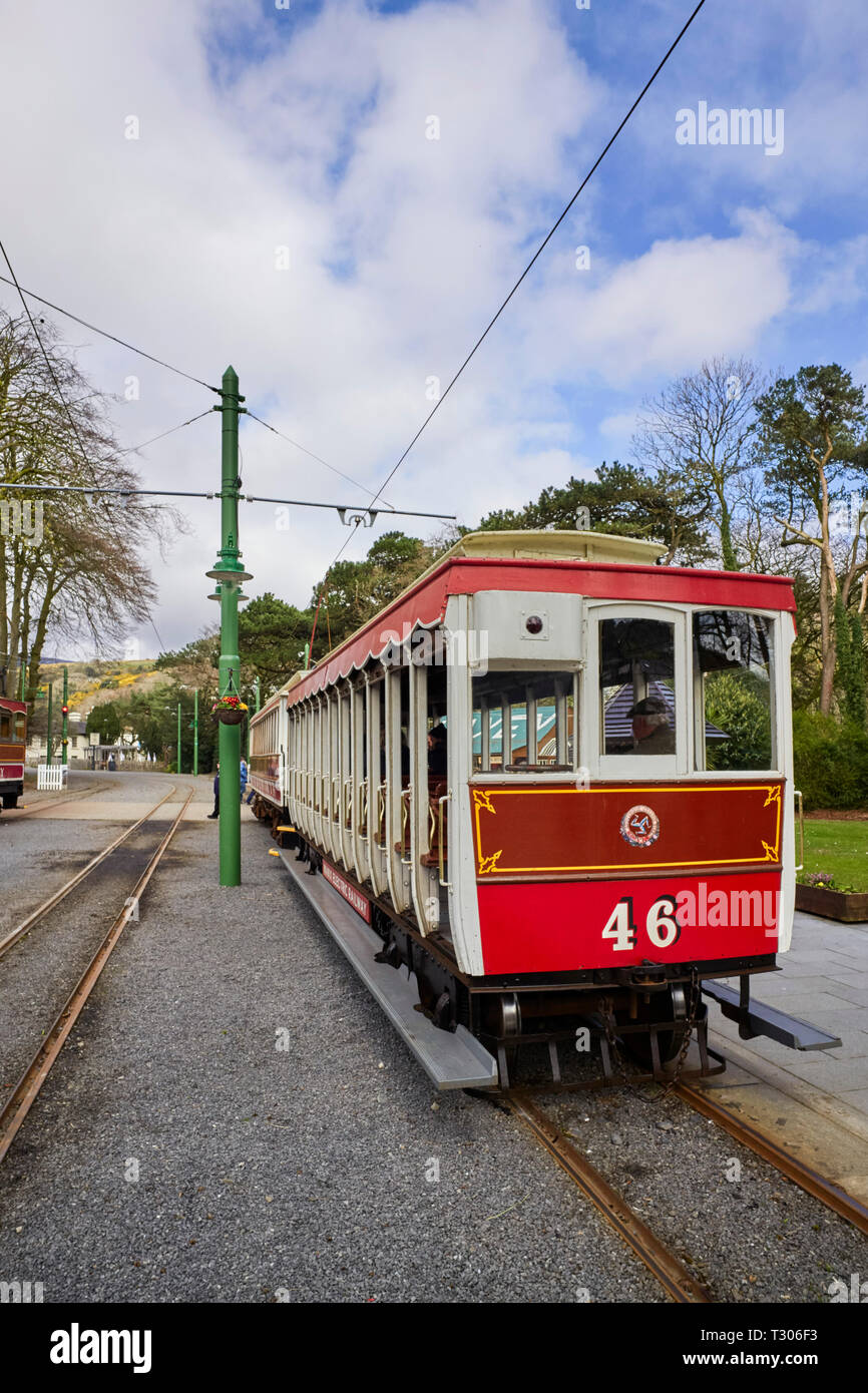 Manx Electric Railway train du patrimoine ensemble de deux chariots à Laxey station avant exerçant à Ramsey avec un fermé et un parking Banque D'Images