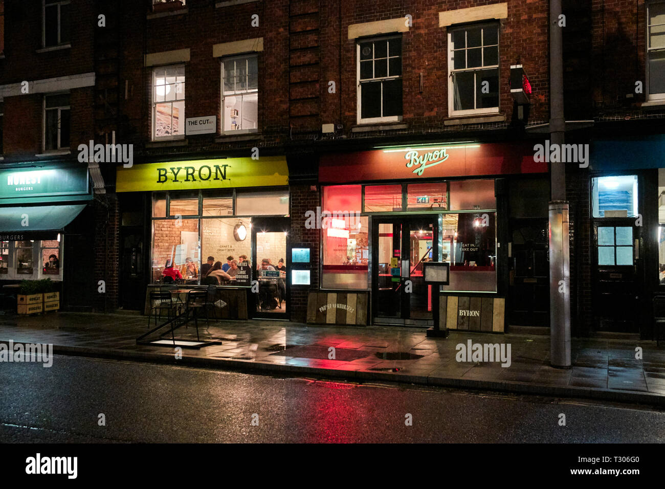 Restaurant Byron en 2019 la nuit dans le Cut près de la gare de Waterloo, Londres Banque D'Images