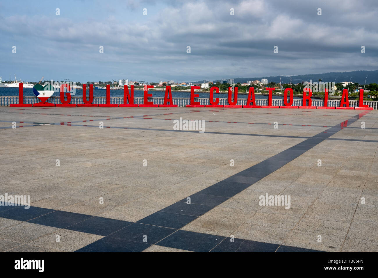 Un panneau rouge "I love Guinée équatoriale " sur la rive de Malabo, capitale de la Guinée équatoriale, sur les régions tropicales de l'île de Bioko Banque D'Images