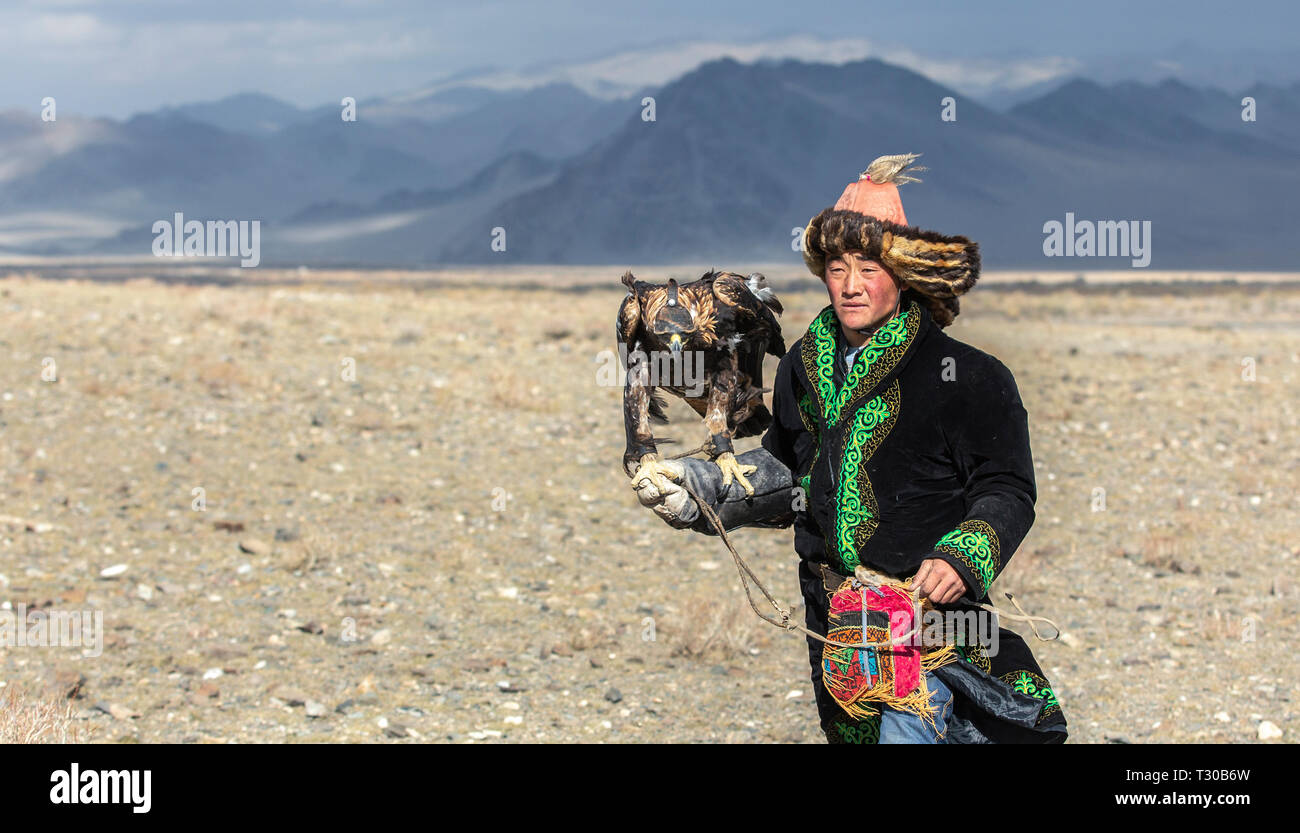 Bayan Ulgii, la Mongolie, le 4 octobre 2015 : eagle hunter dans alandscape kazakh de l'ouest de la Mongolie Banque D'Images