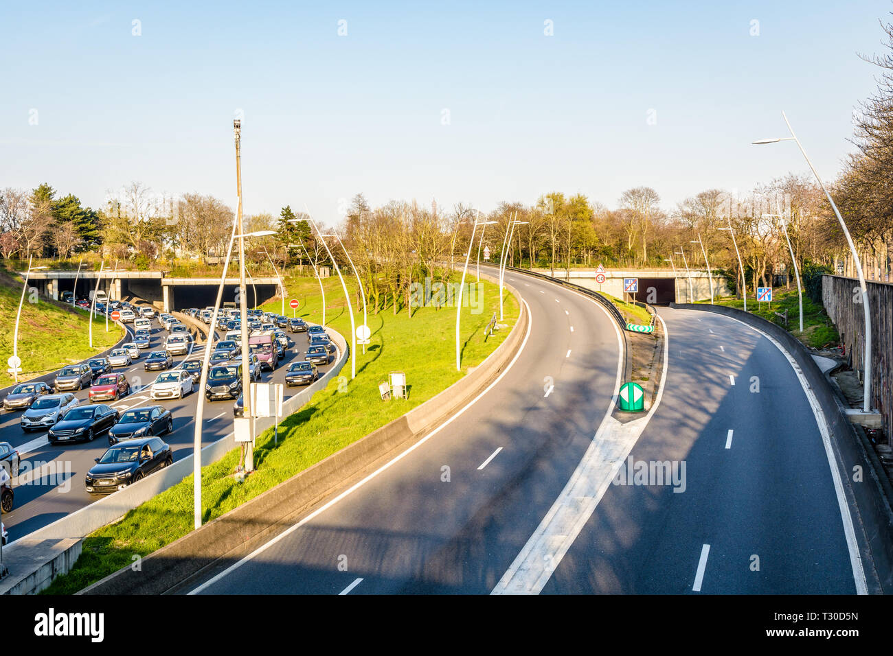 Embouteillage Sur La Route D Acces A L Autoroute A13 A Partir De Paris Dans La Soiree L Heure De Pointe Tandis Que L Autre Direction Pour Peripherique De Paris Est Vide Photo Stock Alamy