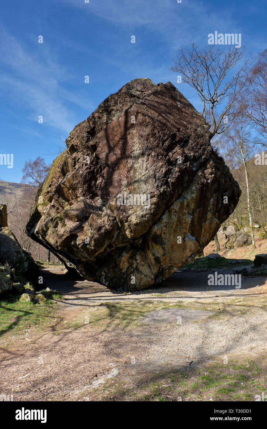 L'Bowder Stone (sans étapes), Borrowdale, Lake District, Cumbria Banque D'Images