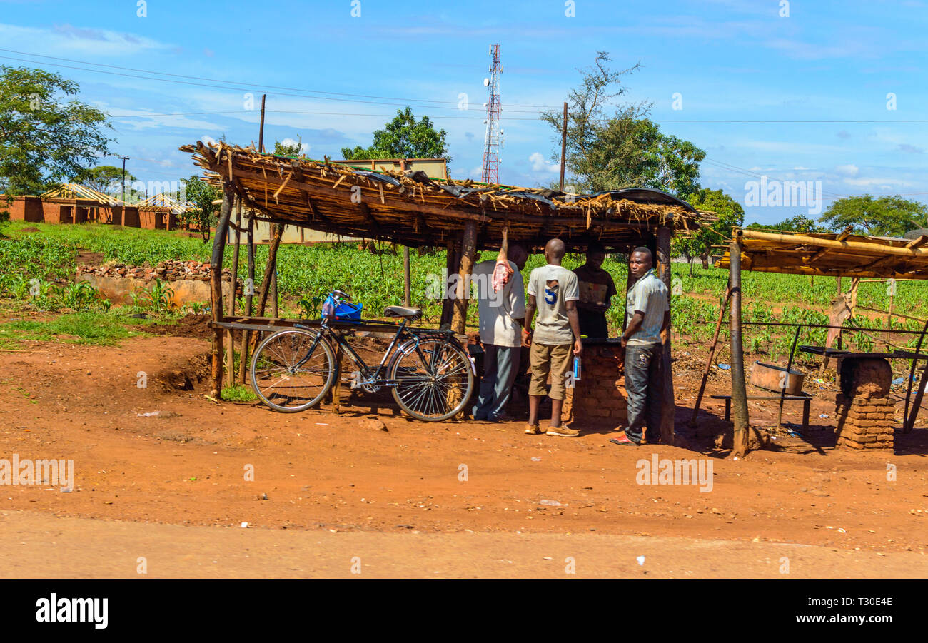 Un décrochage en bordure de la vente de portions de viande rôti au Malawi Banque D'Images