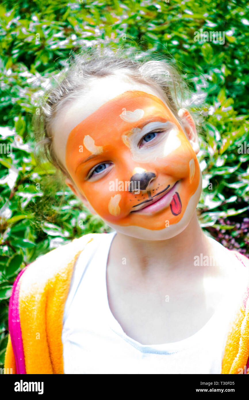 Young Girl smiling avec son visage peint comme un chien. Banque D'Images
