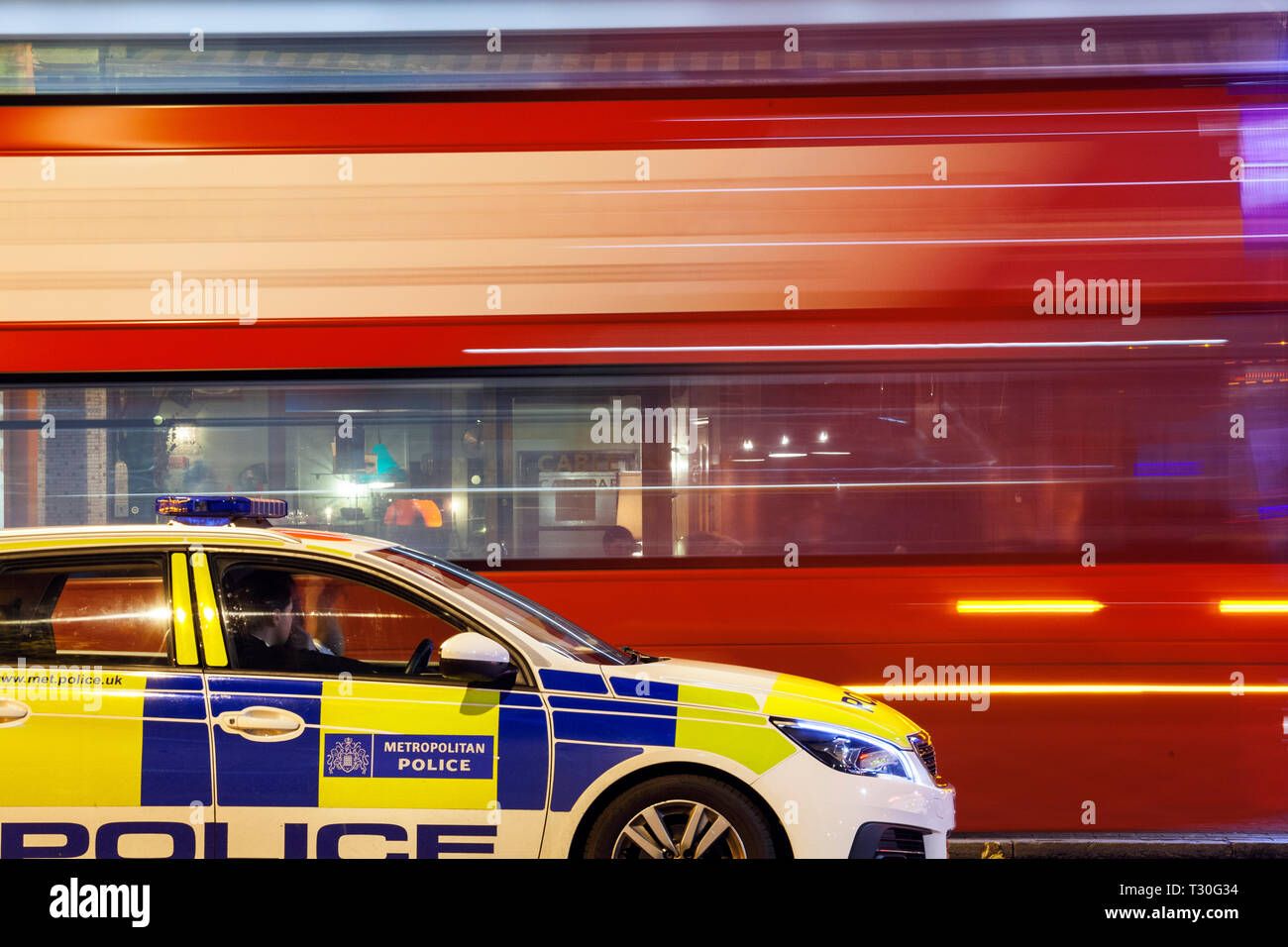 Voiture de police une ville de patrouille de nuit Banque de ...