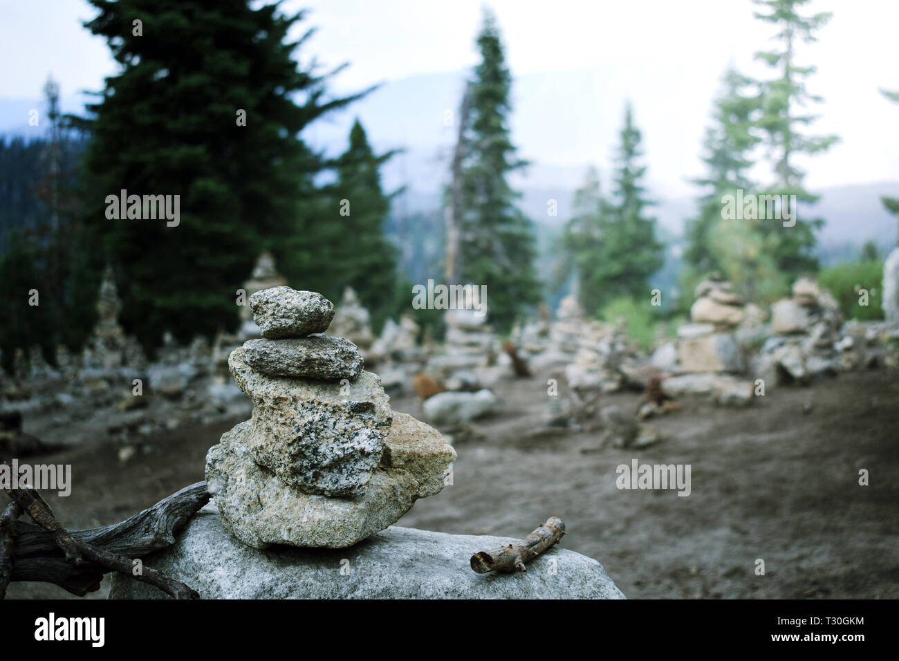 Pyramide Zen Des Pierres Sur Les Bois Equilibre Vue Paysage Paisible De Montagne Concept De Meditation Photo Stock Alamy