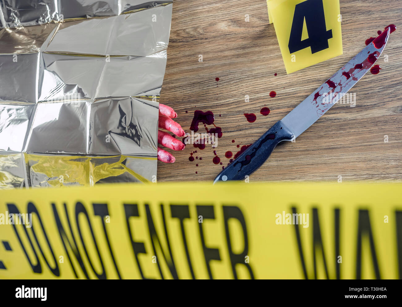 Scène de meurtre pour l'arme blanche, gory main le long avec un couteau avec le sang, conceptual image Banque D'Images