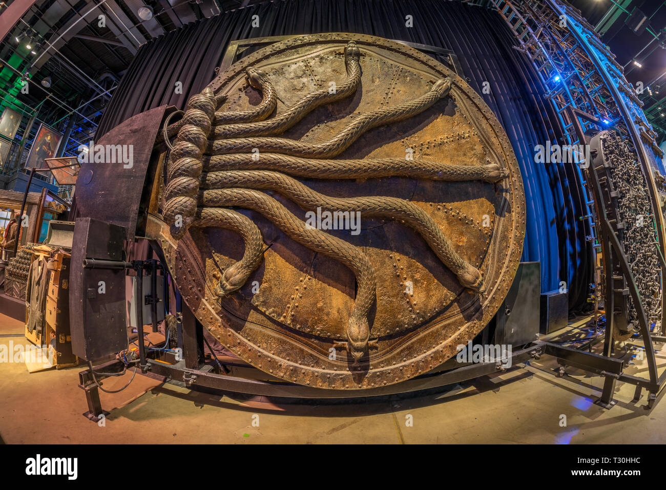 Warner Bros Studio Tour 'La réalisation d'Harry Potter', Chambre des Secrets porte Serpent comme utilisé dans la production du film, Leavesden, Londres, Royaume-Uni Banque D'Images