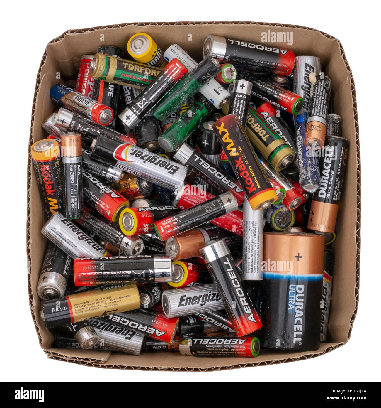 Fort de petites piles sèches, vieux débris à recycler. Isolé sur blanc. Alcalin. L'Europe, UK taille AA et AAA. Banque D'Images