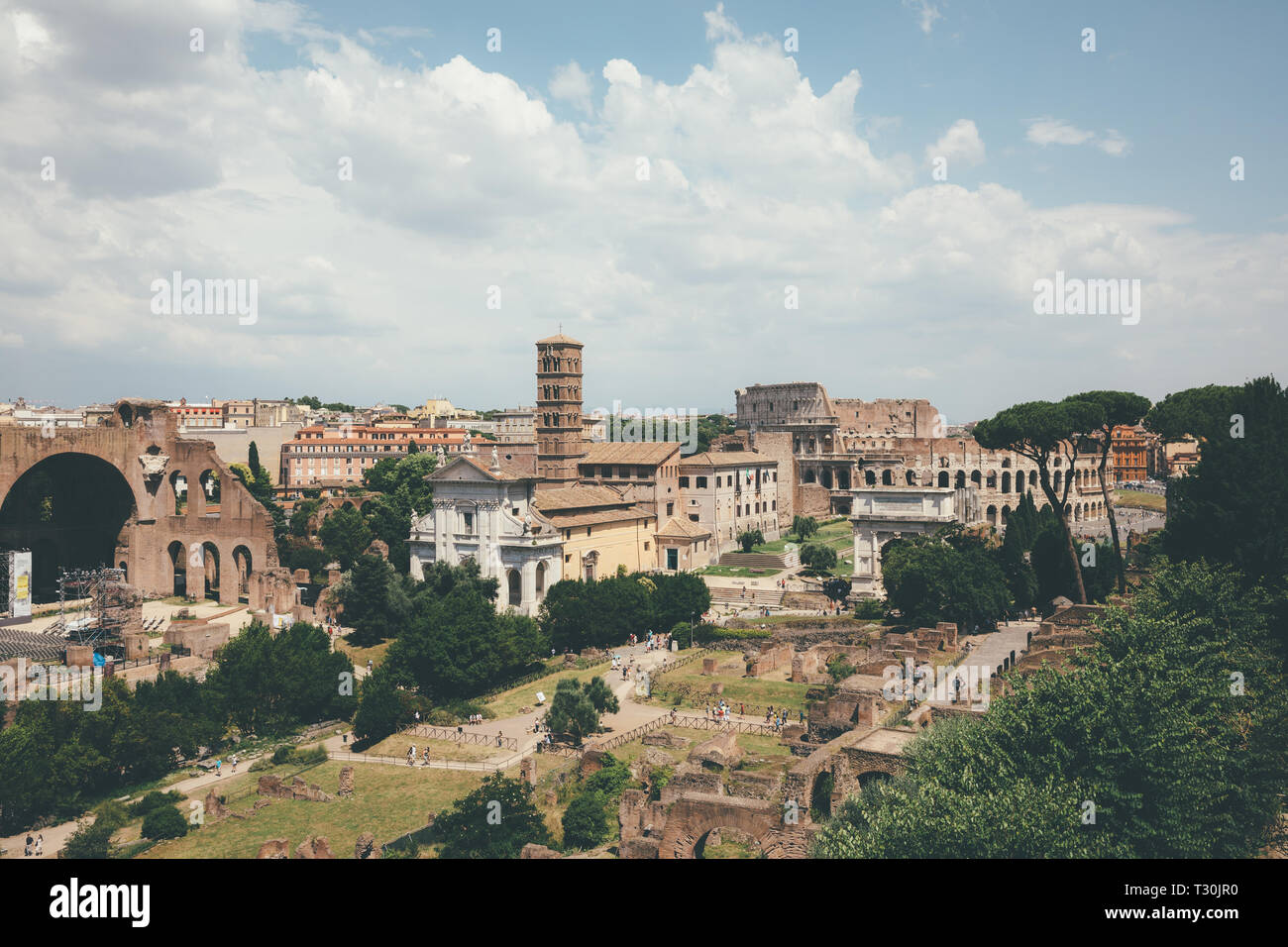 Vue panoramique sur le forum romain, aussi connu par le Forum Romanum ou Foro Romano à partir de la colline du Palatin. Il s'agit d'un forum entouré de ruines de l'ancien gouvernement Banque D'Images