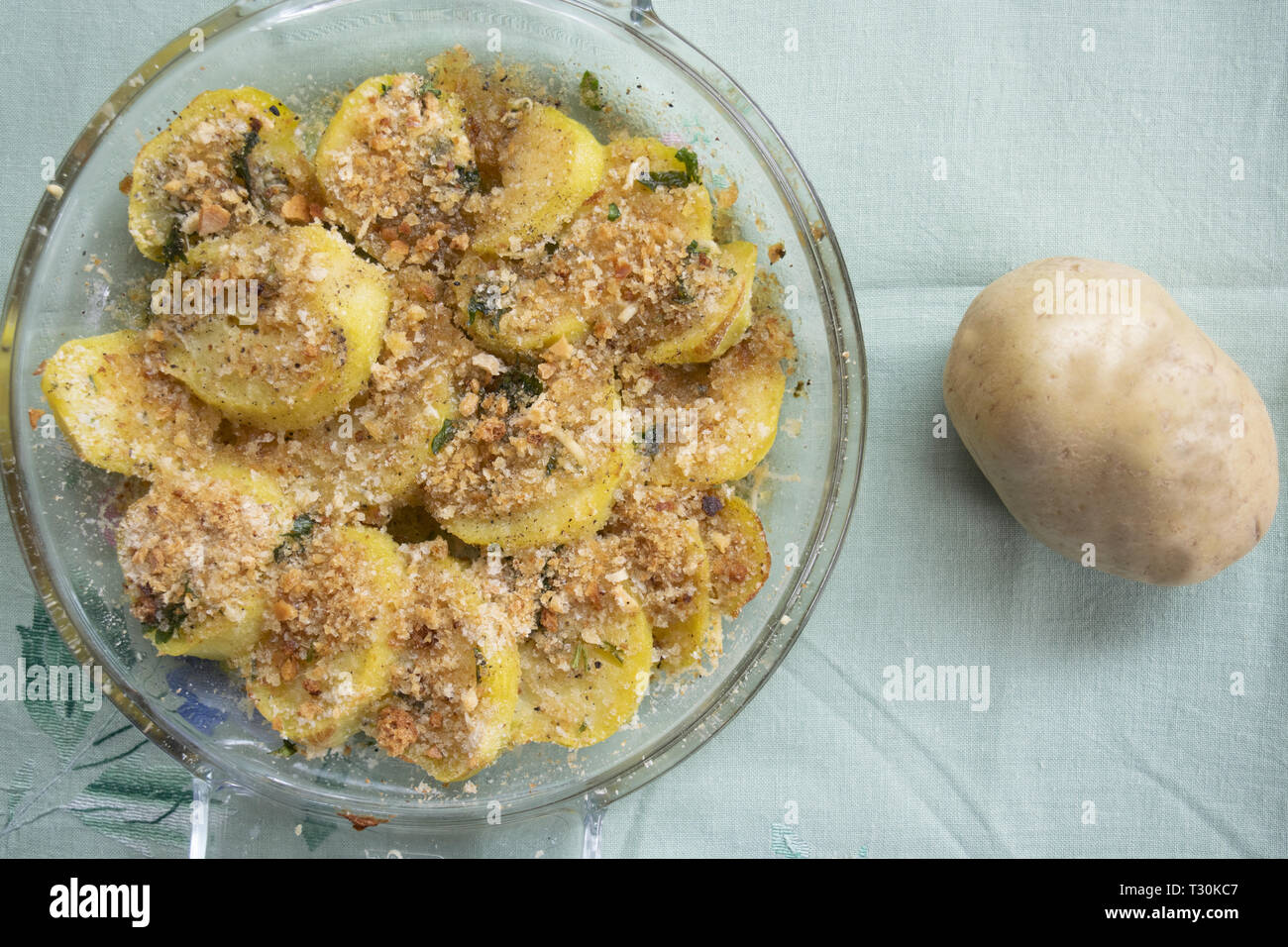 Baked gratinÃ©ed les pommes de terre dans un moule en verre Banque D'Images