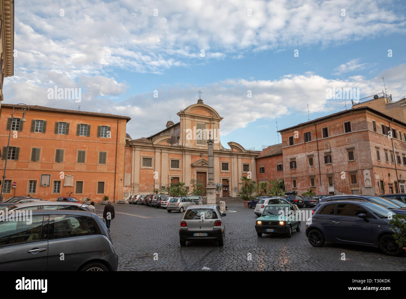 Rome, Italie - le 23 juin 2018 : vue panoramique de Trastevere est le 13ème arrondissement de Rome sur la rive ouest du Tibre, au sud de la Cité du Vatican. C Trafic Banque D'Images