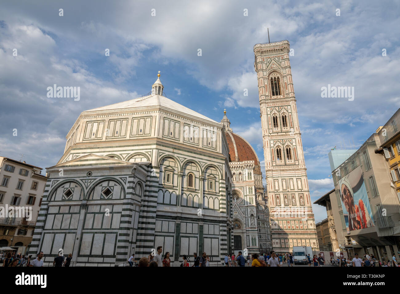 Florence, Italie - 24 juin 2018 : vue panoramique du complexe Duomo : Baptistère de Saint-Jean, Cattedrale di Santa Maria del Fiore et le campanile de Giotto Banque D'Images