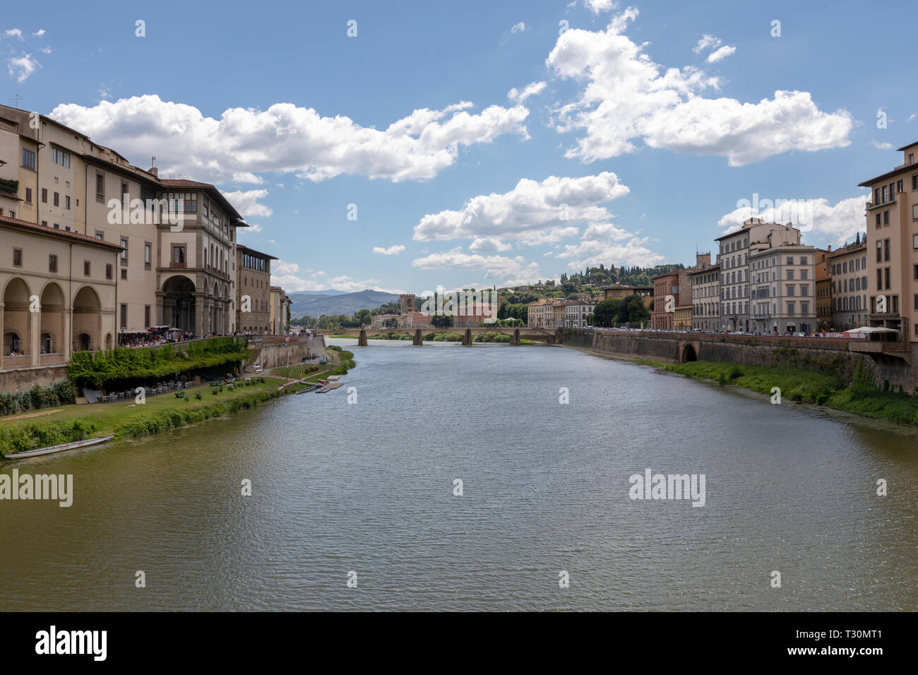 Vue panoramique sur le centre historique de la ville de Florence et l'Arno avec pont en Italie. Journée d'été et le bleu ciel. Banque D'Images