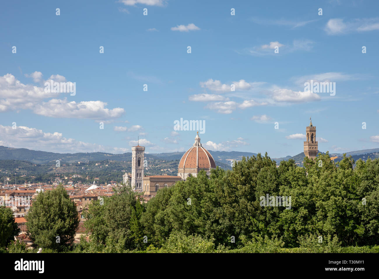 Vue panoramique sur le centre historique de la ville de Florence en Italie du jardin de Boboli (Giardino di Boboli) est un parc. Journée d'été et le bleu ciel. Banque D'Images