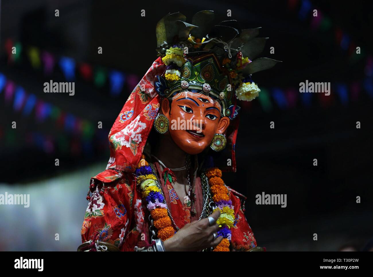Katmandou, Népal. 4ème apr 2019. Un danseur masqué déguisée en divinité effectue Devi Dance pour marquer l'Ghode Jatra, ou festival, à Katmandou, au Népal, le 4 avril 2019. Credit : Sunil Sharma/Xinhua/Alamy Live News Banque D'Images