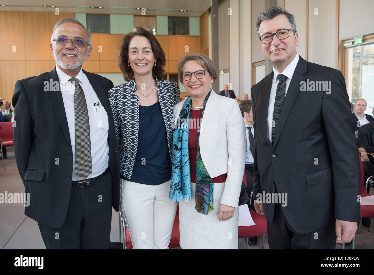 Berlin, Allemagne. Le 05 Avr, 2019. Ivan Velasquez Gomez (l-r), Lauréate du Prix Nobel alternatif, Katarina Orge (SPD), Ministre fédéral de la Justice, Bettina Limperg, Président de la Cour de Justice, et Jens Gnisa, Président de l'Association des juges allemands, assister à la cérémonie "110 ans de l'Association des juges allemands et 30 ans d'aide à la Colombie". Credit : Jörg Carstensen/dpa/Alamy Live News Banque D'Images