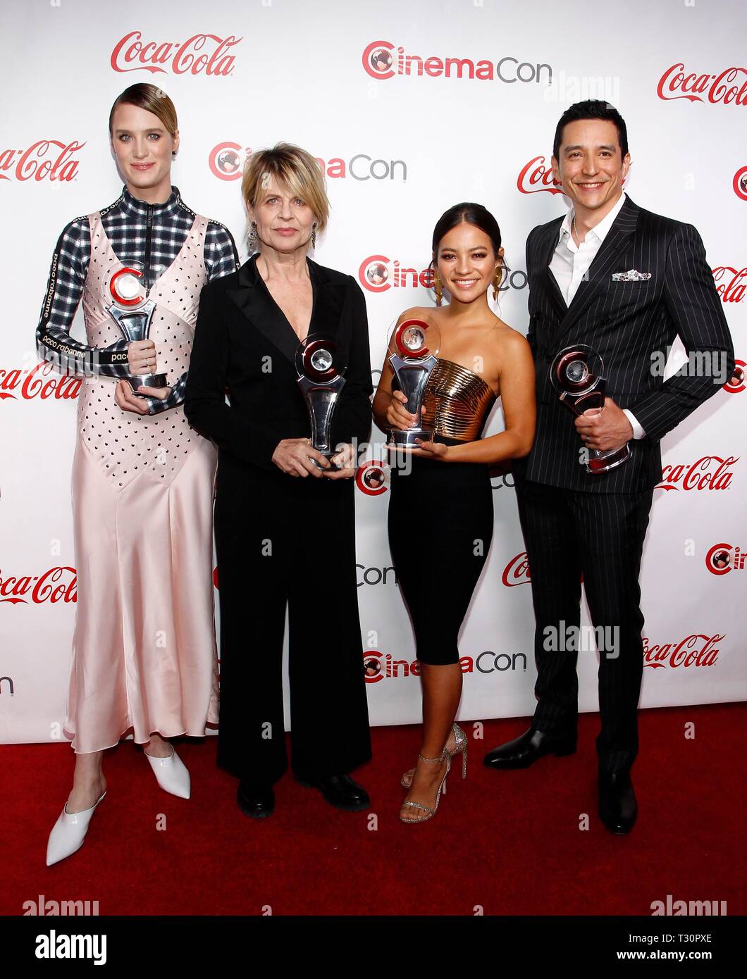 Las Vegas, NV, USA. 4ème apr 2019. Mackenzie Davis, Linda Hamilton, Natalia Reyes, Gabriel Luna aux arrivées de CinemaCon Big Screen Achievement Awards 2019, le Colosseum du Caesars Palace, Las Vegas, NV, le 4 avril 2019. Credit : JA/Everett Collection/Alamy Live News Banque D'Images