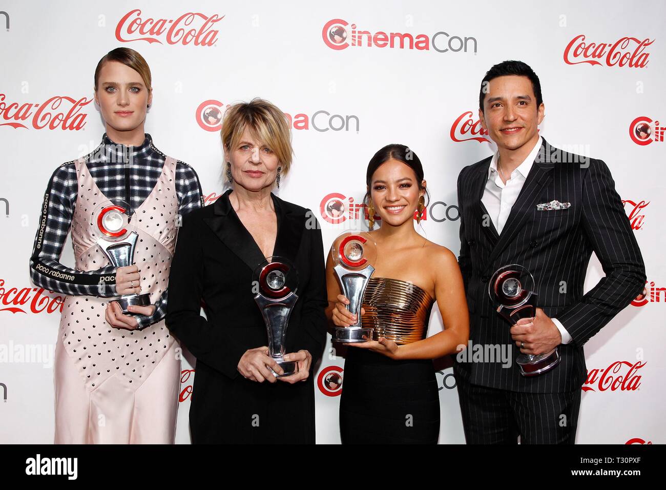 Las Vegas, NV, USA. 4ème apr 2019. Mackenzie Davis, Linda Hamilton, Natalia Reyes, Gabriel Luna aux arrivées de CinemaCon Big Screen Achievement Awards 2019, le Colosseum du Caesars Palace, Las Vegas, NV, le 4 avril 2019. Credit : JA/Everett Collection/Alamy Live News Banque D'Images
