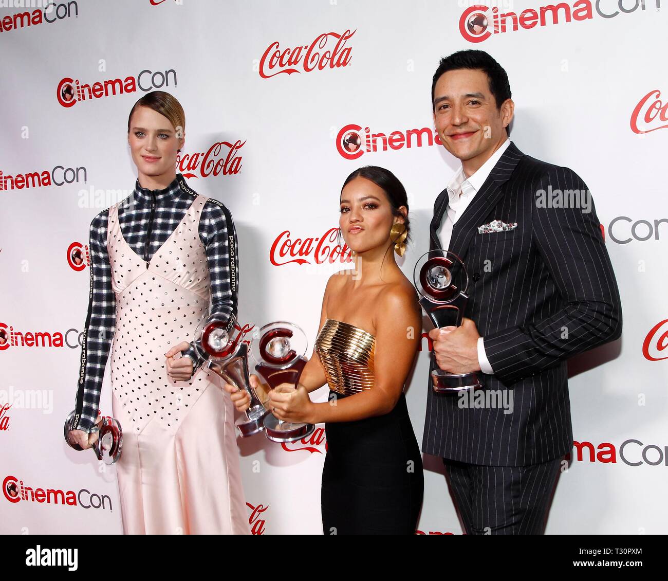 Las Vegas, NV, USA. 4ème apr 2019. Davis Mackenzie, Natalia Reyes, Gabriel Luna aux arrivées de CinemaCon Big Screen Achievement Awards 2019, le Colosseum du Caesars Palace, Las Vegas, NV, le 4 avril 2019. Credit : JA/Everett Collection/Alamy Live News Banque D'Images