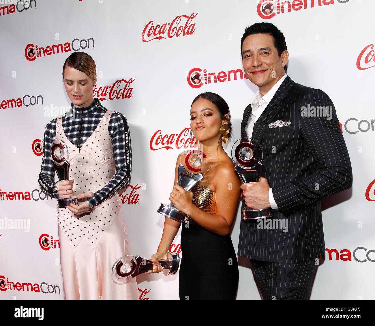 Las Vegas, NV, USA. 4ème apr 2019. Davis Mackenzie, Natalia Reyes, Gabriel Luna aux arrivées de CinemaCon Big Screen Achievement Awards 2019, le Colosseum du Caesars Palace, Las Vegas, NV, le 4 avril 2019. Credit : JA/Everett Collection/Alamy Live News Banque D'Images
