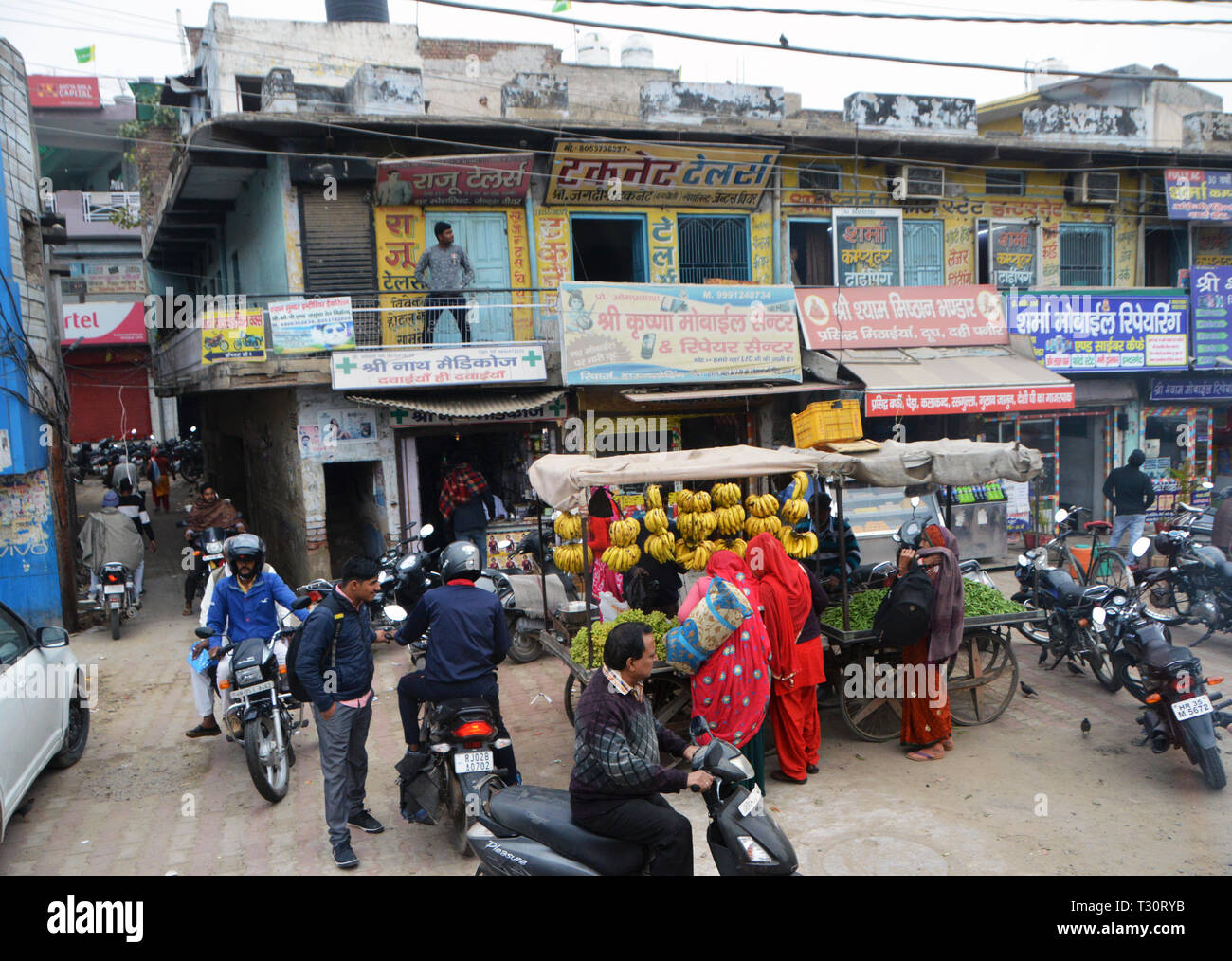 Voir de simples maisons et un stand de fruits sur le bord de la route dans le nord de l'Inde, prises sur l'utilisation dans le monde entier 07.02.2019 | Banque D'Images