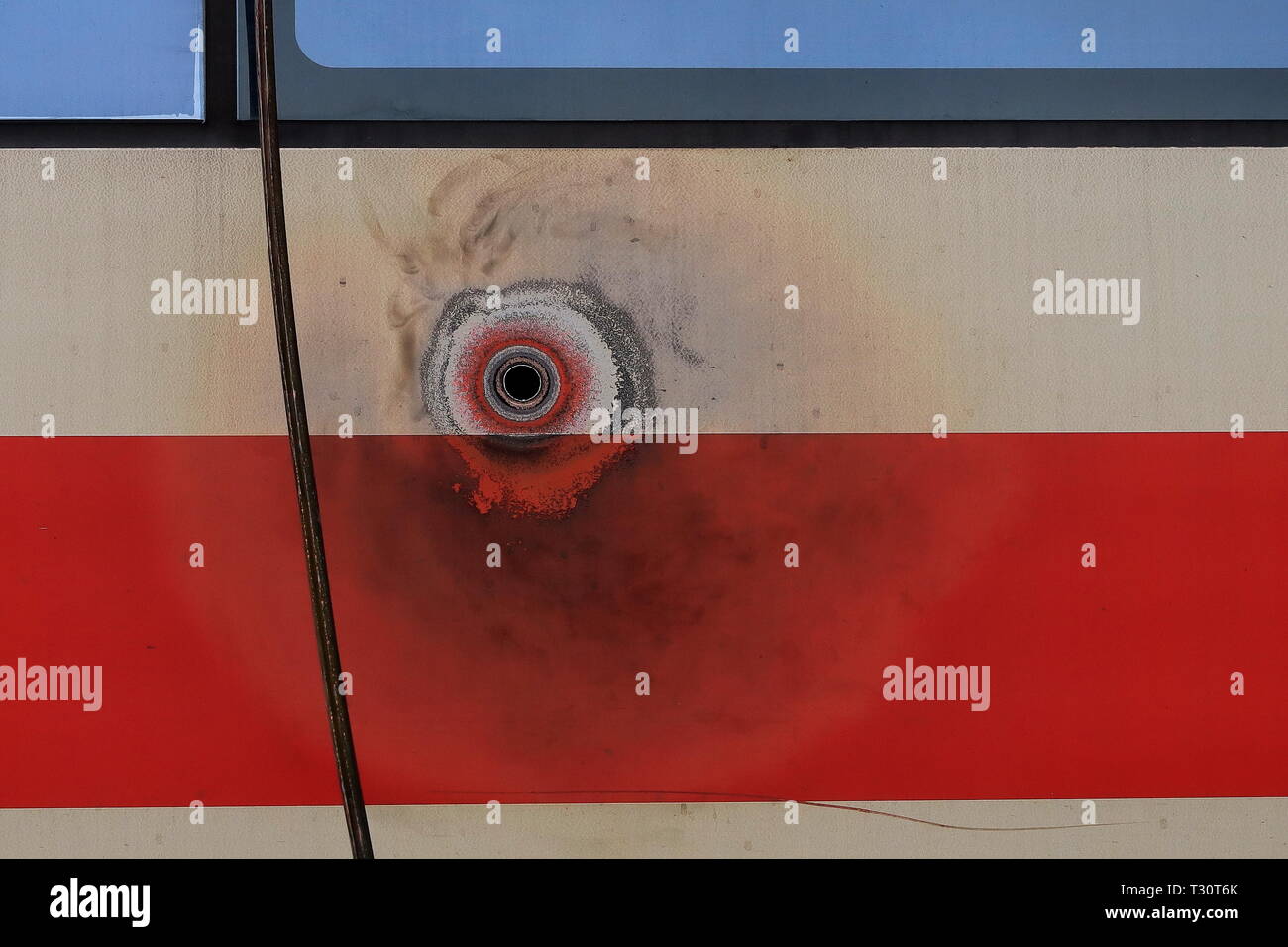 05 avril 2019, Berlin, Düsseldorf : une caténaire déchiré a brûlé trois trous dans la peau extérieure d'un train de glace, ici l'un des trous. Photo : David Young/dpa Banque D'Images