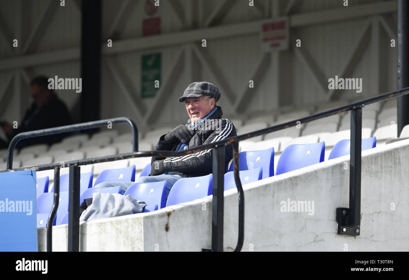 Hove, Sussex, UK. Le 05 Avr, 2019. Regarder les spectateurs dans le Leicestershire v Sussex County Championship Deux Specasavers Division match lors du 1er centre de la masse dans le comté de Hove dans un ciel ensoleillé mais cool premier matin de la saison Crédit : Simon Dack/Alamy Live News Banque D'Images