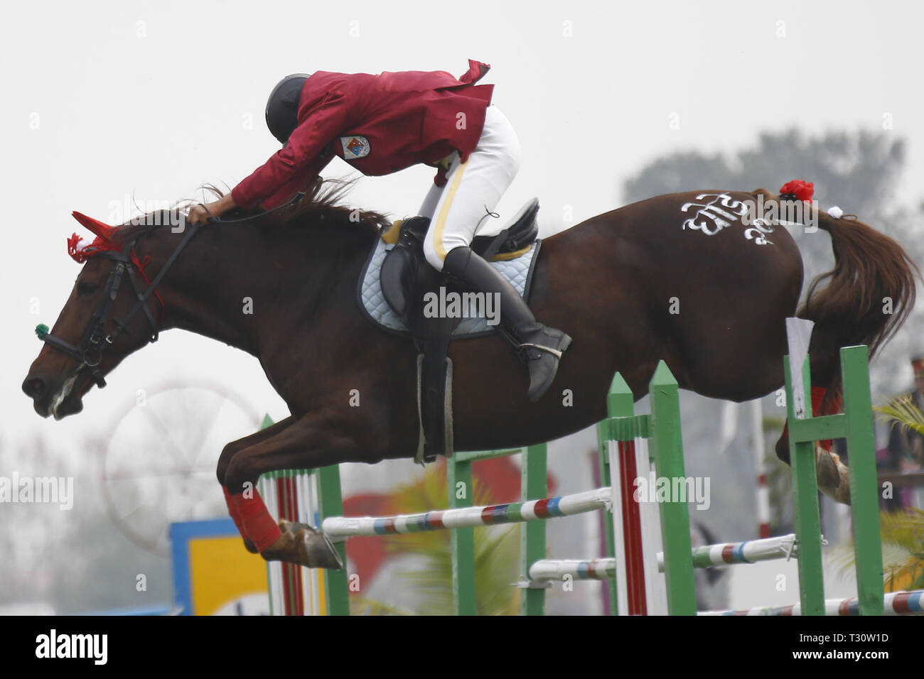 Katmandou, Népal. 5ème apr 2019. Un soldat de l'armée au cours des compétences équestres affichage Ghode Jatra Festival Parade de chevaux ou au pavillon de l'armée dans la région de Katmandou, Népal le vendredi 5 avril, 2019. Selon les mythes on pense que Ghode Jatra est célébré comme triomphe sur le démon qui fut un jour l'horreur dans la ville et par les chevaux au galop le démon sprit reste sous la terre. Credit : Skanda Gautam/ZUMA/Alamy Fil Live News Banque D'Images