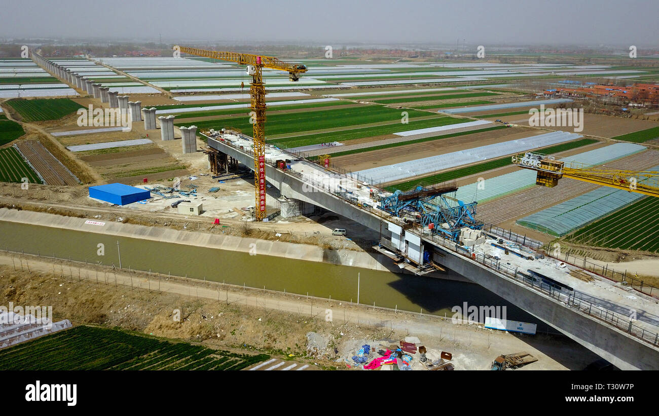 Jinan. 5ème apr 2019. Photo aérienne prise le 5 avril 2019 montre la fermeture construction de la poutre continue, partie d'Weifang-Laixi la grande vitesse ferroviaire, à travers un canal d'eau dans Mingcun ville Canton de Pingdu, province de Shandong en Chine orientale. Credit : Guo Xulei/Xinhua/Alamy Live News Banque D'Images