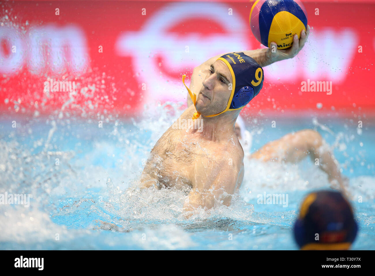 Zagreb, Croatie. 5ème apr 2019. Aleksandar La du Monténégro pousses durant la FINA 2019 match quart de coupe d'Europe Ligue mondiale de water-polo entre la Hongrie et le Monténégro à Zagreb, Croatie, le 5 avril 2019. La Hongrie a gagné 11-7. Crédit : Igor Kralj/Xinhua/Alamy Live News Banque D'Images