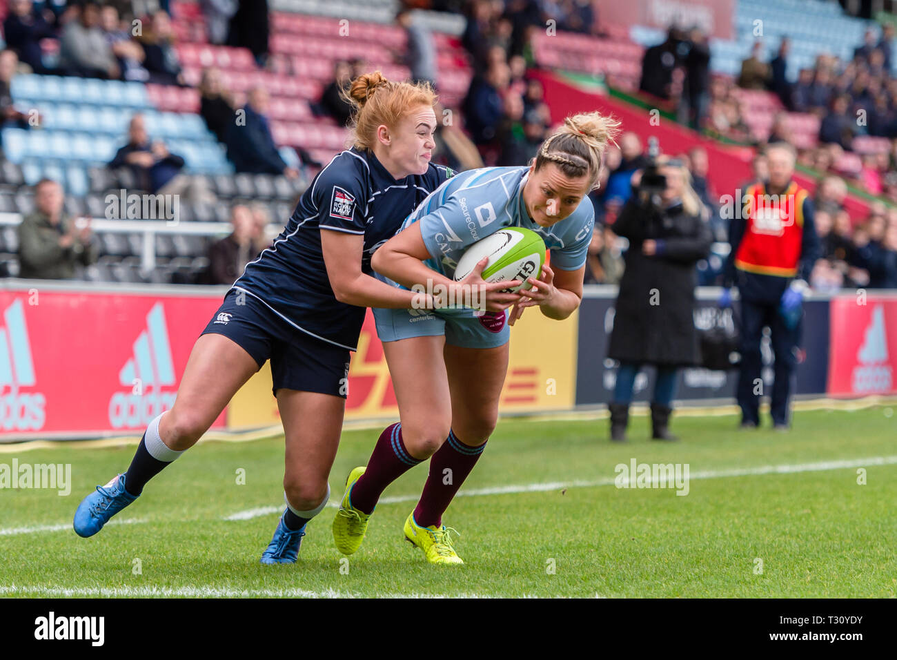 Londres, Royaume-Uni. Le 05 Avr, 2019. SAC(T) Kate Edwards de Royal Air Force femmes est abordé au cours de Royal Air Force Women's Royal Navy vs XV Senior Women XV à Twickenham Stoop le Vendredi, 05 avril 2019. (Usage éditorial uniquement, licence requise pour un usage commercial. Aucune utilisation de pari, de jeux ou d'un seul club/ligue/dvd publications.) Crédit : Taka Wu/Alamy Live News Banque D'Images